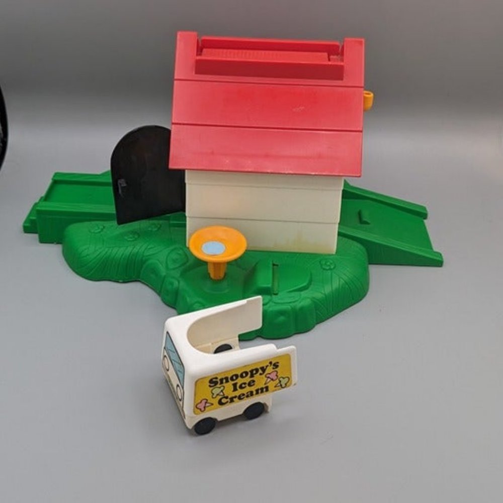 Vintage 1978 Snoopy Ice Cream Doghouse